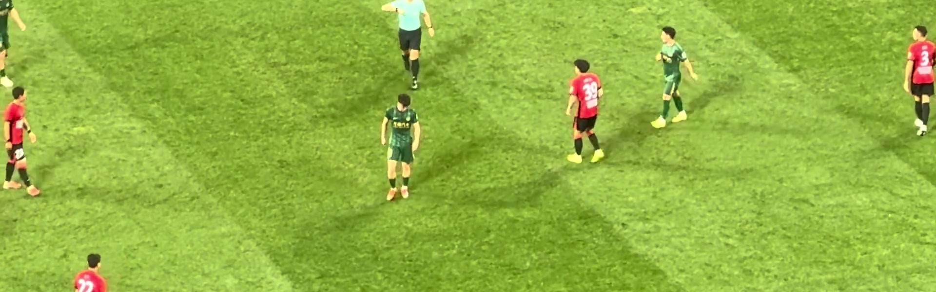 不满判罚！现场视频：王钰栋疑似冲傅明说了什么，被出示黄牌